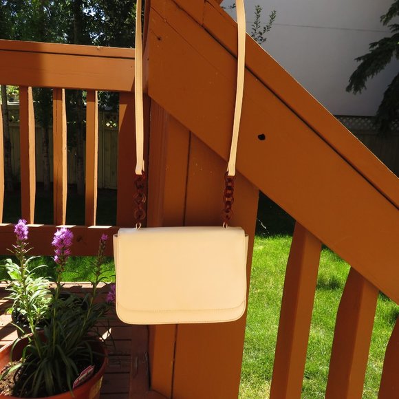 White Handbag with Amber Chainlink Strap - Picture 8 of 8